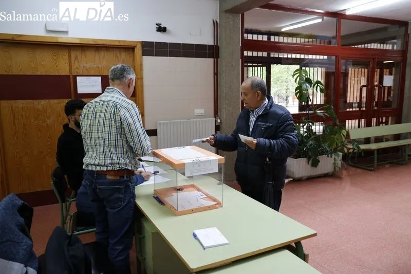 Primeros minutos de la apertura de las urnas en los colegios San Mateo y María Auxiliadora. Fotos: David Sañudo