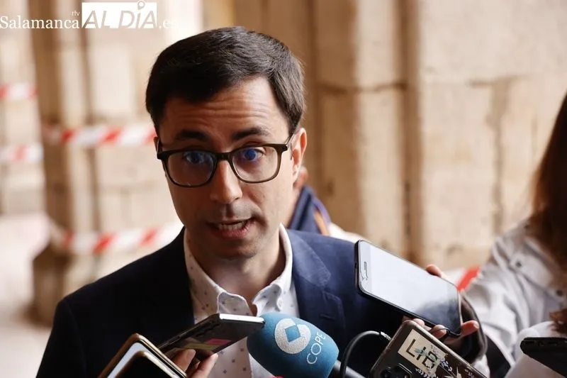 José Luis Mateos, candidato del PSOE a la Alcaldía, durante su votación. FOTOS: DAVID SAÑUDO