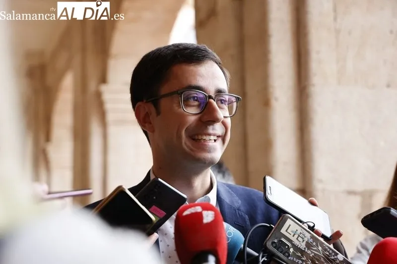 José Luis Mateos, candidato del PSOE a la Alcaldía, durante su votación. FOTOS: DAVID SAÑUDO