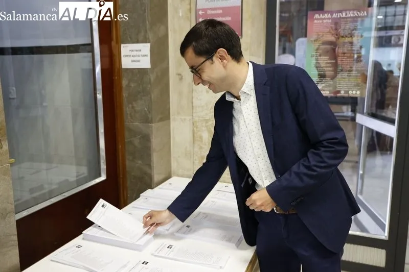 José Luis Mateos, candidato del PSOE a la Alcaldía, durante su votación. FOTOS: DAVID SAÑUDO