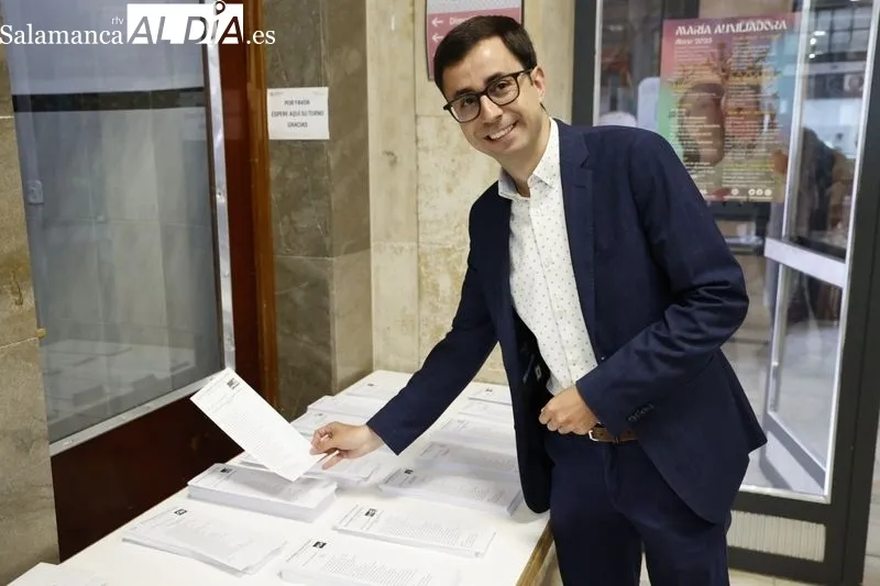 José Luis Mateos, candidato del PSOE a la Alcaldía, durante su votación. FOTOS: DAVID SAÑUDO