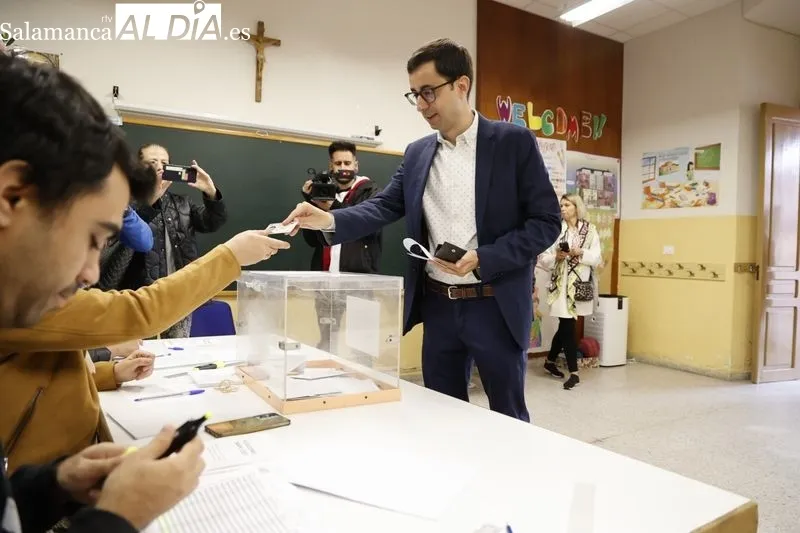 José Luis Mateos, candidato del PSOE a la Alcaldía, durante su votación. FOTOS: DAVID SAÑUDO