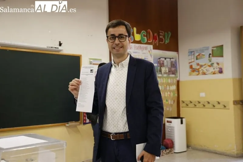 José Luis Mateos, candidato del PSOE a la Alcaldía, durante su votación. FOTOS: DAVID SAÑUDO