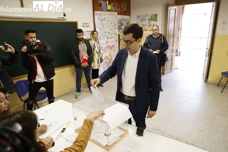 José Luis Mateos, candidato del PSOE a la Alcaldía, durante su votación. FOTOS: DAVID SAÑUDO