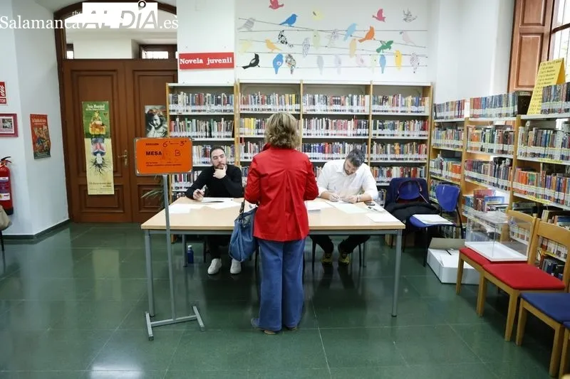 Salmantinos y salmantinas ejercen su derecho al voto en una jornada electoral, de momento, sin incidentes. Fotos: David Sañudo
