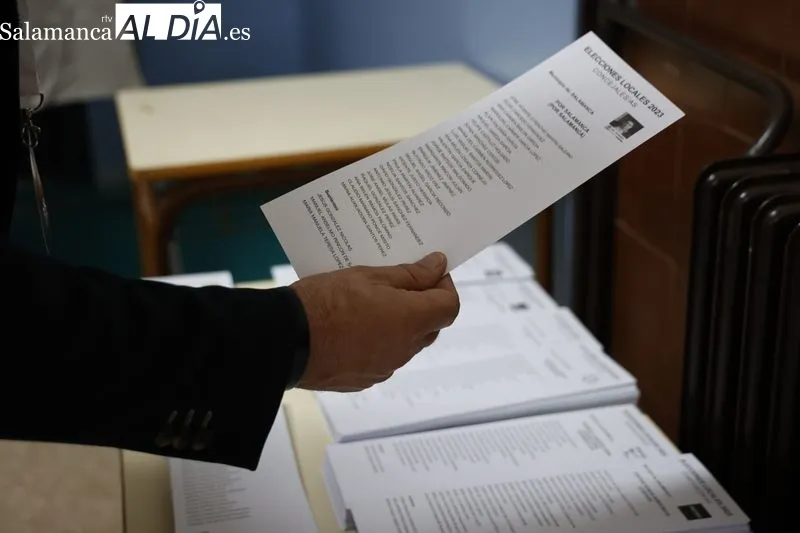 Salmantinos y salmantinas ejercen su derecho al voto en una jornada electoral, de momento, sin incidentes. Fotos: David Sañudo