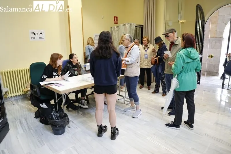 Salmantinos y salmantinas ejercen su derecho al voto en una jornada electoral, de momento, sin incidentes. Fotos: David Sañudo
