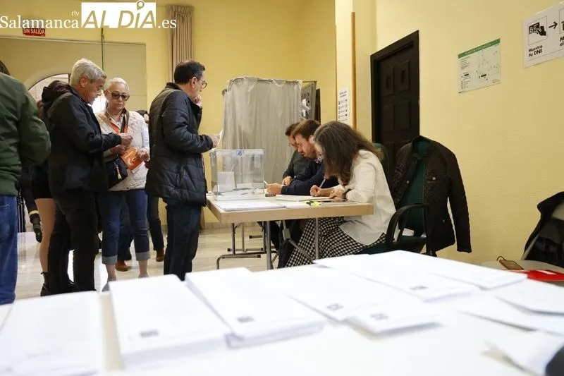 Salmantinos y salmantinas ejercen su derecho al voto en una jornada electoral, de momento, sin incidentes. Fotos: David Sañudo