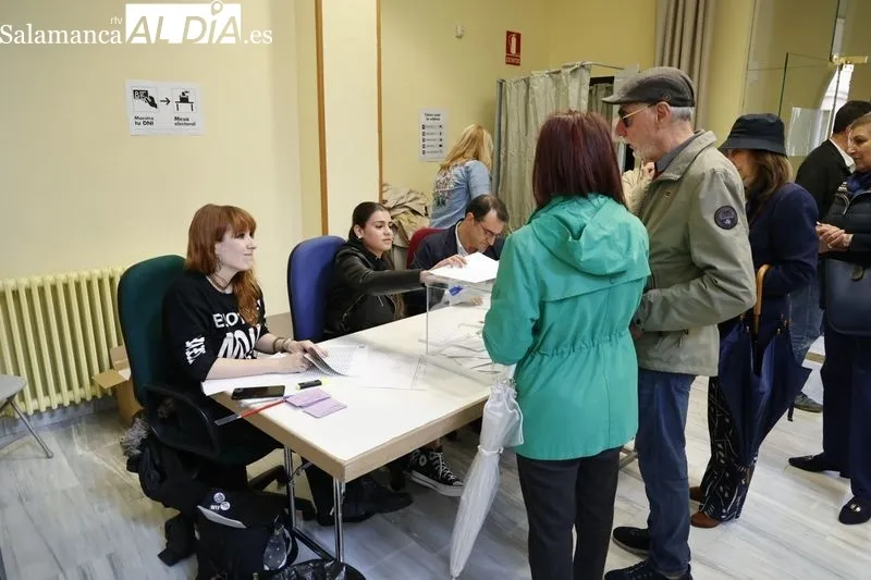 Salmantinos y salmantinas ejercen su derecho al voto en una jornada electoral, de momento, sin incidentes. Fotos: David Sañudo