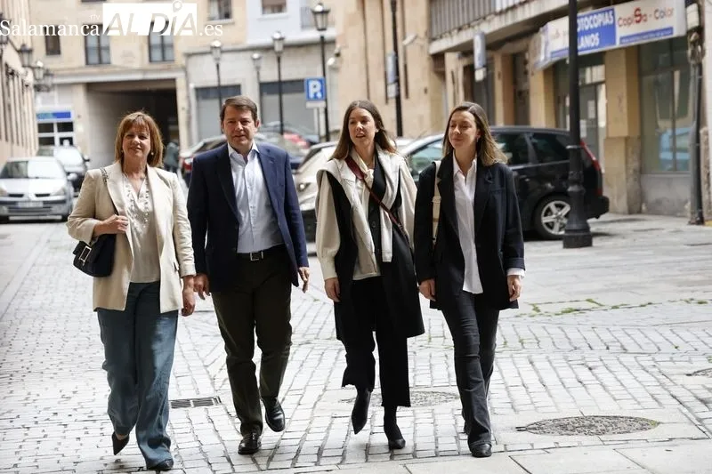  El presidente del Partido Popular de Castilla y León, Alfonso Fernández Mañueco, ejerce su derecho al voto. Fotos: David Sañudo