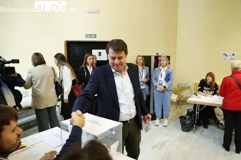  El presidente del Partido Popular de Castilla y León, Alfonso Fernández Mañueco, ejerce su derecho al voto. Fotos: David Sañudo