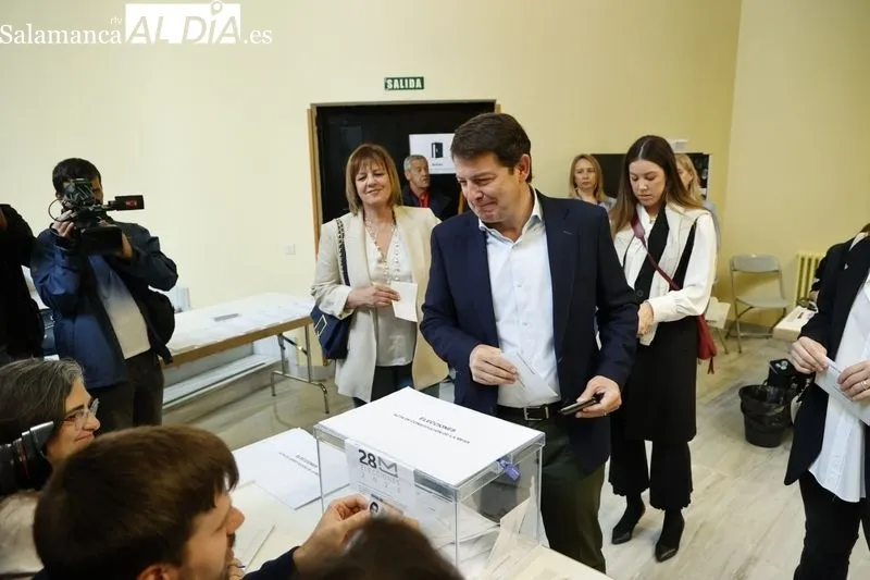  El presidente del Partido Popular de Castilla y León, Alfonso Fernández Mañueco, ejerce su derecho al voto. Fotos: David Sañudo