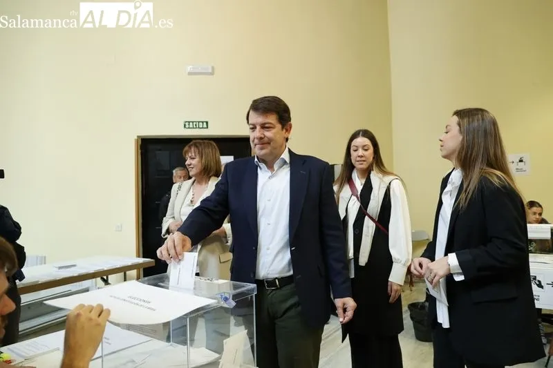  El presidente del Partido Popular de Castilla y León, Alfonso Fernández Mañueco, ejerce su derecho al voto. Fotos: David Sañudo