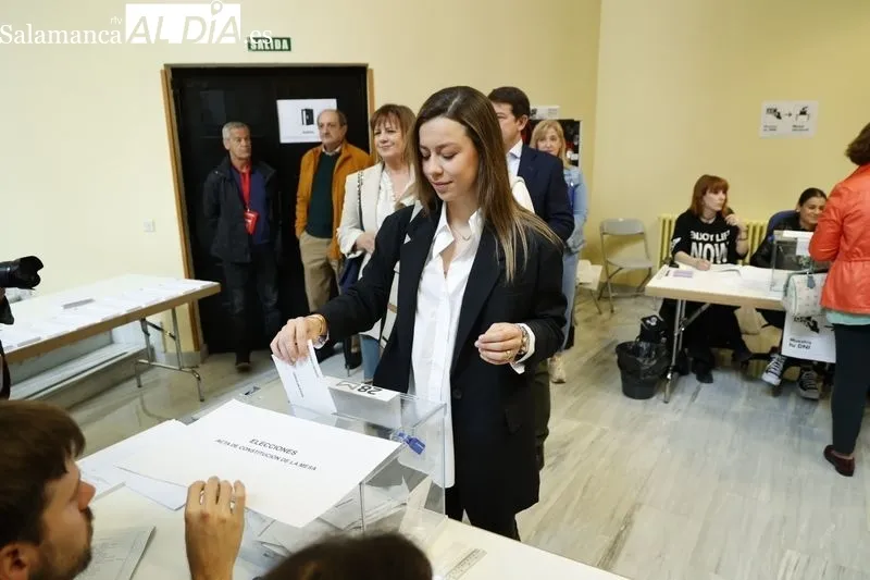 Salmantinos y salmantinas ejercen su derecho al voto en una jornada electoral, de momento, sin incidentes. Fotos: David Sañudo