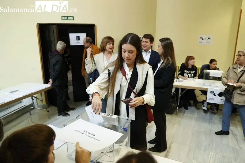 Salmantinos y salmantinas ejercen su derecho al voto en una jornada electoral, de momento, sin incidentes. Fotos: David Sañudo