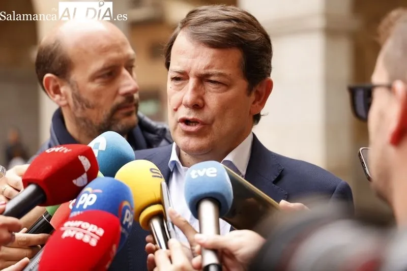  El presidente del Partido Popular de Castilla y León, Alfonso Fernández Mañueco, ejerce su derecho al voto. Fotos: David Sañudo