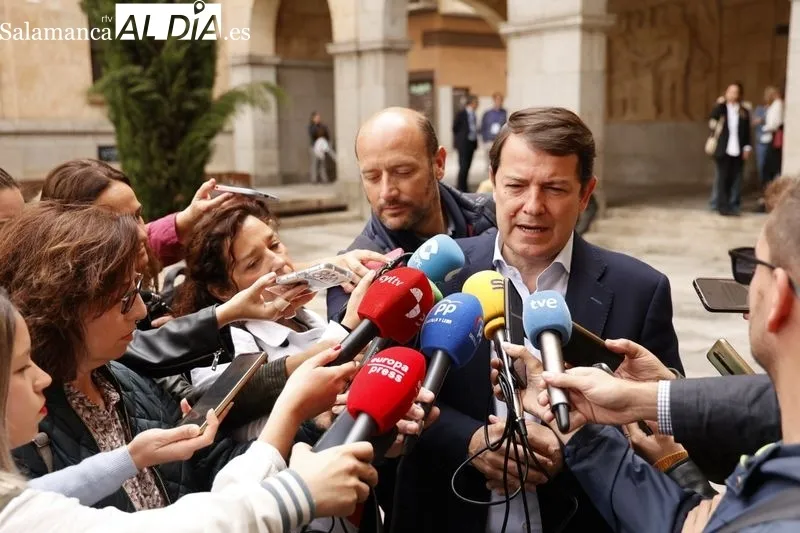  El presidente del Partido Popular de Castilla y León, Alfonso Fernández Mañueco, ejerce su derecho al voto. Fotos: David Sañudo