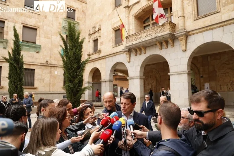  El presidente del Partido Popular de Castilla y León, Alfonso Fernández Mañueco, ejerce su derecho al voto. Fotos: David Sañudo