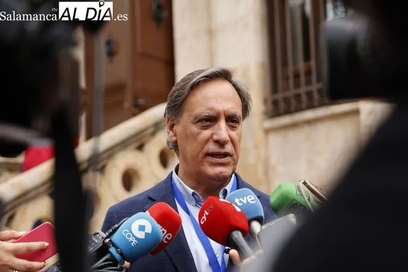 El candidato del PP a la alcaldía de Salamanca, Carlos García Carbayo, ha votado en la Biblioteca Gabriel y Galán. Fotos: David Sañudo