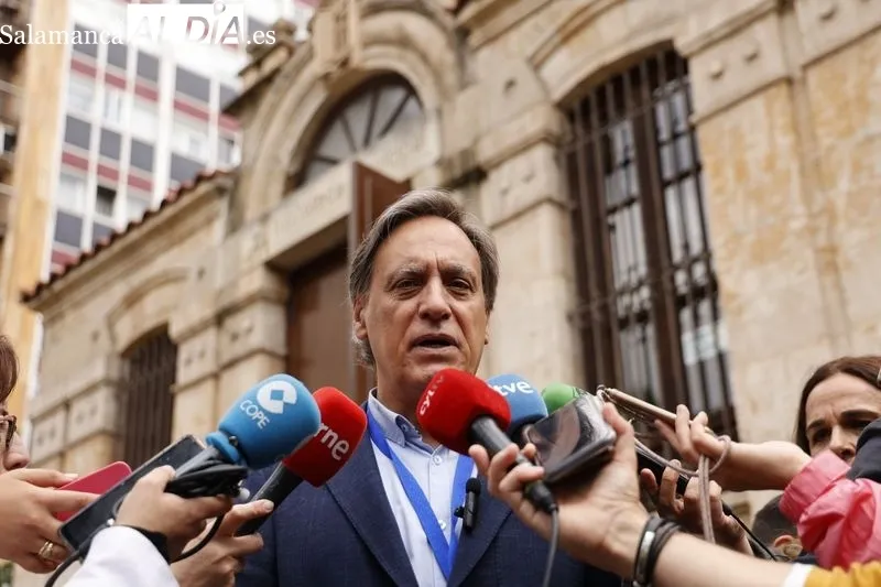 El candidato del PP a la alcaldía de Salamanca, Carlos García Carbayo, ha votado en la Biblioteca Gabriel y Galán. Fotos: David Sañudo
