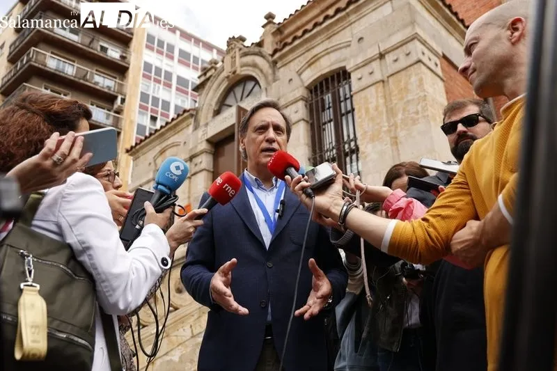 El candidato del PP a la alcaldía de Salamanca, Carlos García Carbayo, ha votado en la Biblioteca Gabriel y Galán. Fotos: David Sañudo