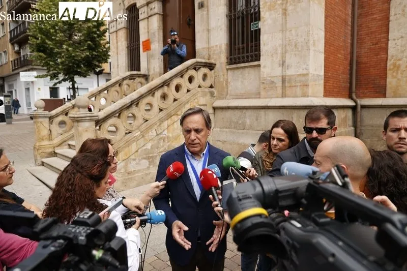 El candidato del PP a la alcaldía de Salamanca, Carlos García Carbayo, ha votado en la Biblioteca Gabriel y Galán. Fotos: David Sañudo