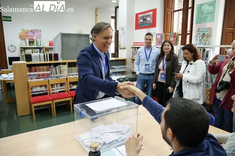 El candidato del PP a la alcaldía de Salamanca, Carlos García Carbayo, ha votado en la Biblioteca Gabriel y Galán. Fotos: David Sañudo