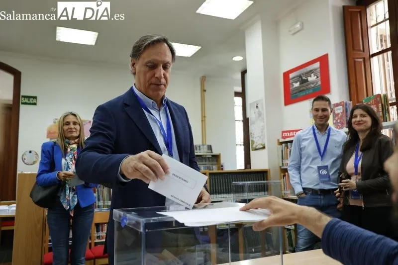 El candidato del PP a la alcaldía de Salamanca, Carlos García Carbayo, ha votado en la Biblioteca Gabriel y Galán. Fotos: David Sañudo