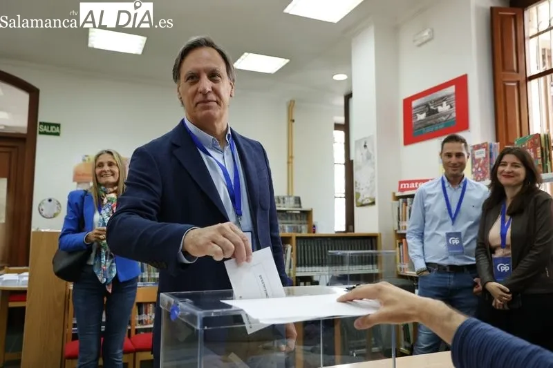 El candidato del PP a la alcaldía de Salamanca, Carlos García Carbayo, ha votado en la Biblioteca Gabriel y Galán. Fotos: David Sañudo