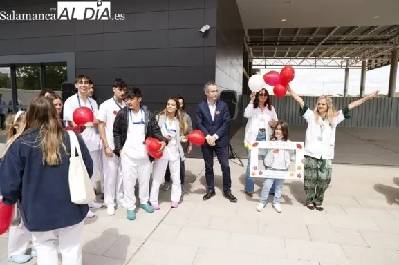 Foto 4 - Besos y canciones con apoyo pe&ntilde;arandino a la puerta del Hospital de Salamanca