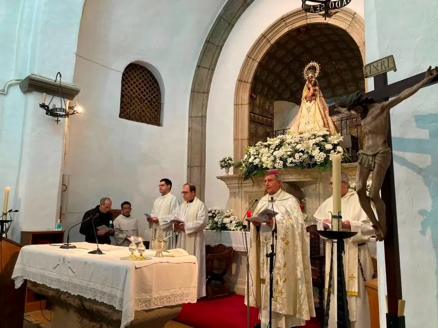 Foto 7 - Fieles de la Di&oacute;cesis suben a la Pe&ntilde;a siguiendo la llamada de Jos&eacute; Luis Retana