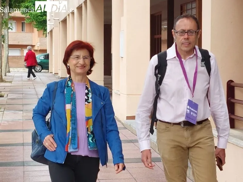 La candidata de Podemos-IU-AV, Carmen Díez, ha votado en el barrio de El Zurguén. Fotos: Carlos Cuervo