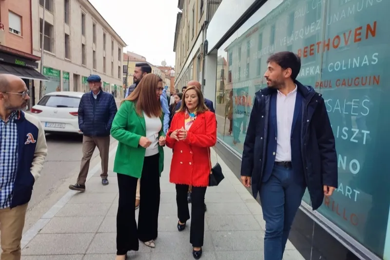 Virginia Barcones, vicesecretaria general de PSOE CyL visitaba este domingo Peñaranda junto a la candidatura 