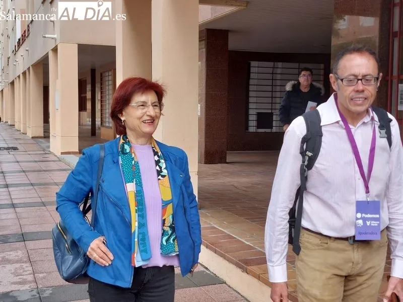 La candidata de Podemos-IU-AV, Carmen Díez, ha votado en el barrio de El Zurguén. Fotos: Carlos Cuervo