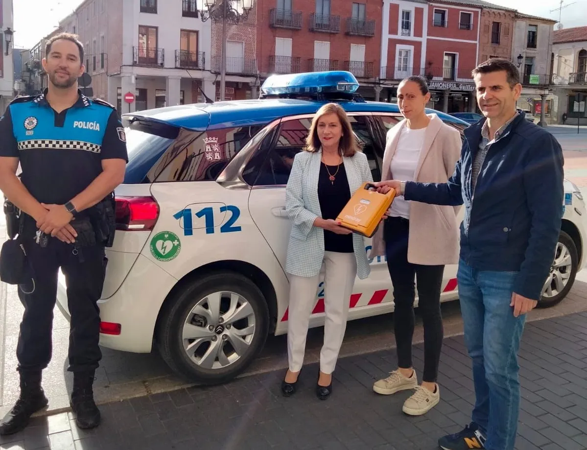 La alcaldesa Carmen Ávila, junto a Pilar García, hacían entrega del nuevo desfibrilador al Jefe de la Policía Local