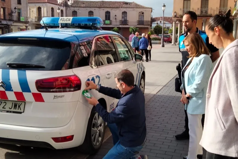 La alcaldesa Carmen Ávila, junto a Pilar García, hacían entrega del nuevo desfibrilador al Jefe de la Policía Local