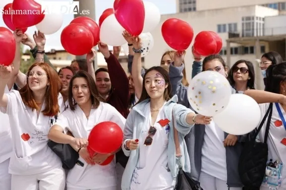 Foto 3 - Besos y canciones con apoyo pe&ntilde;arandino a la puerta del Hospital de Salamanca