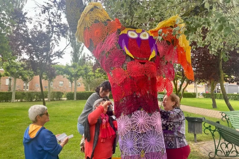 El grupo de ganchilleras ha adornado hoy el parque Los Jardines
