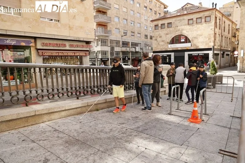 Jornada de sensibilización sobre la discapacidad en la plaza de la Reina. Foto de David Sañudo