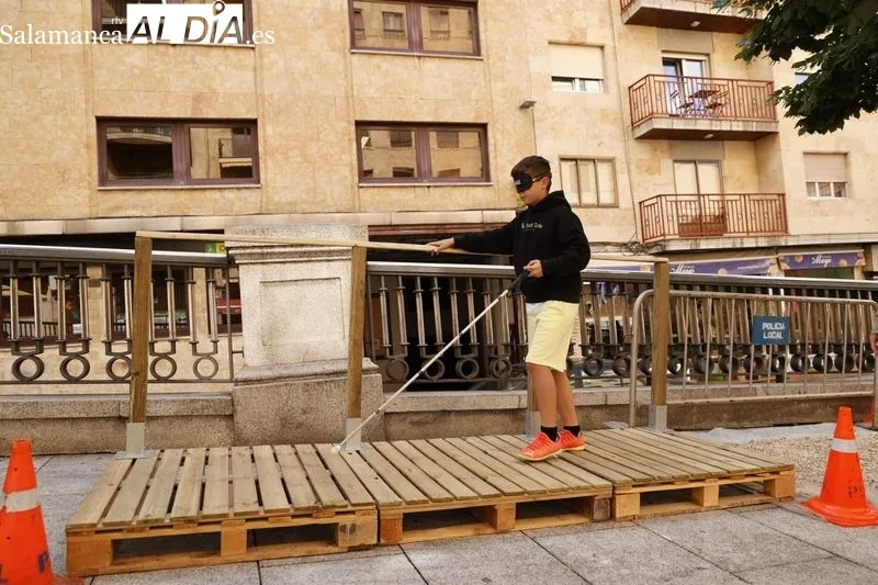 Jornada de sensibilización sobre la discapacidad en la plaza de la Reina. Foto de David Sañudo