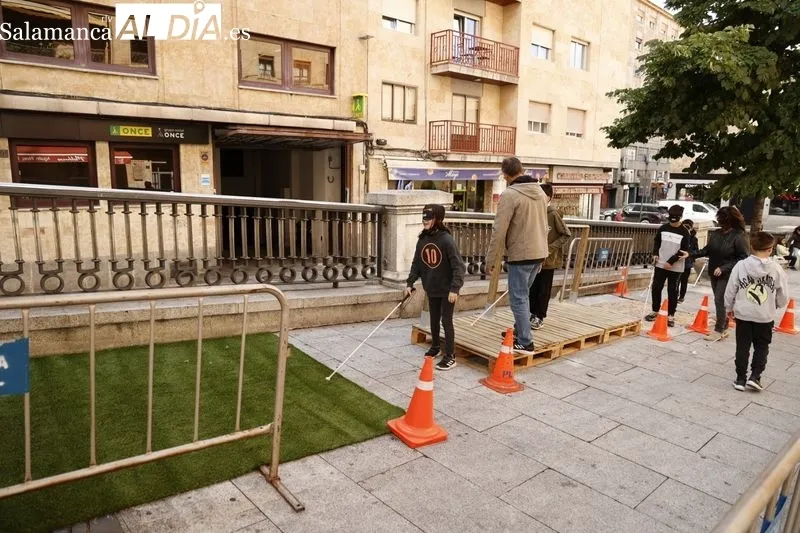 Jornada de sensibilización sobre la discapacidad en la plaza de la Reina. Foto de David Sañudo