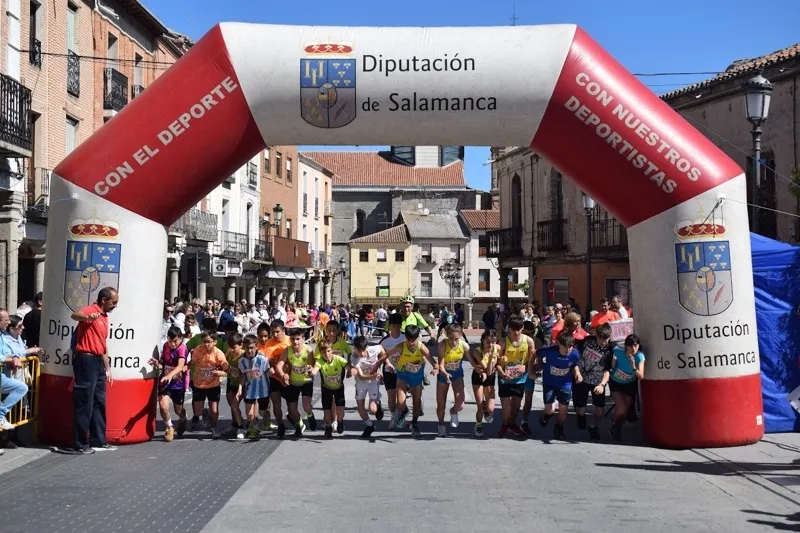Foto 5 - Multitudinaria fiesta del deporte en Pe&ntilde;aranda para vivir la XXIX Carrera Popular 'Hijos, Padres y Abuelos'
