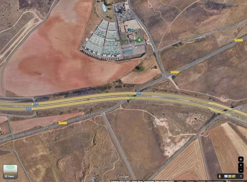 Enseres, basura, residuos y escombros junto a la A-66 