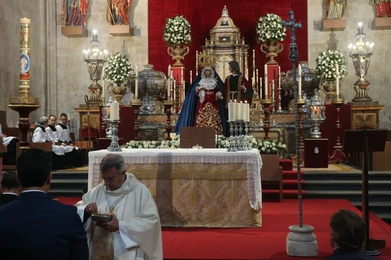 Bendición de las imágenes de María Santísima del Dulce Nombre y San Juan Evangelista, de la Archicofradía del Rosario de Salamanca, en la Catedral. Foto de Semana Santa Salamanca