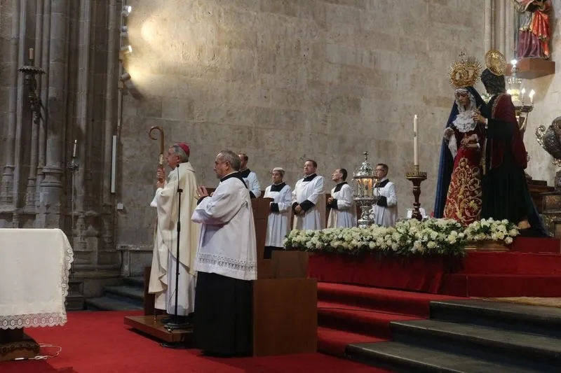 Bendición de las imágenes de María Santísima del Dulce Nombre y San Juan Evangelista, de la Archicofradía del Rosario de Salamanca, en la Catedral. Foto de Semana Santa Salamanca