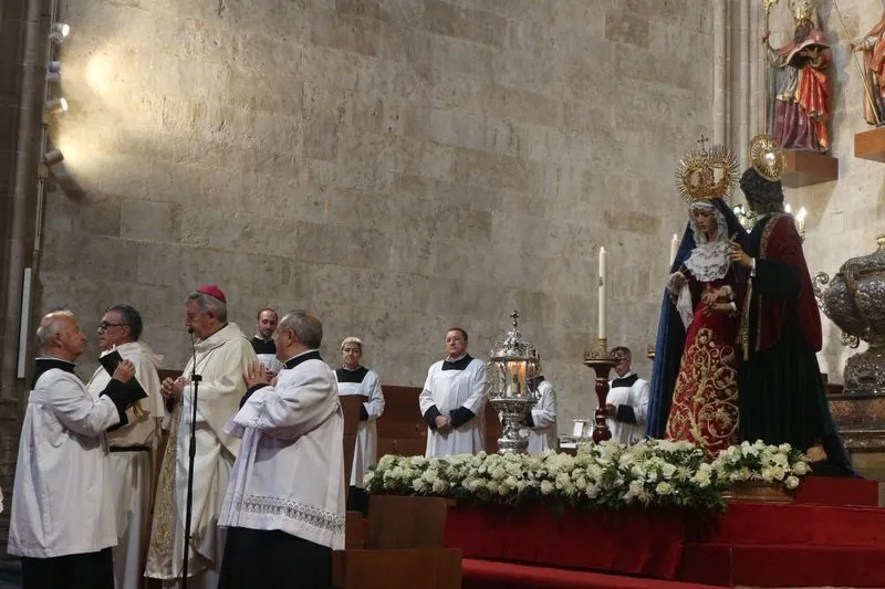 Bendición de las imágenes de María Santísima del Dulce Nombre y San Juan Evangelista, de la Archicofradía del Rosario de Salamanca, en la Catedral. Foto de Semana Santa Salamanca