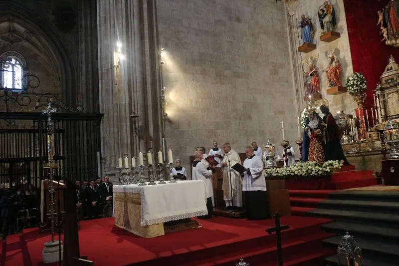 Bendición de las imágenes de María Santísima del Dulce Nombre y San Juan Evangelista, de la Archicofradía del Rosario de Salamanca, en la Catedral. Foto de Semana Santa Salamanca