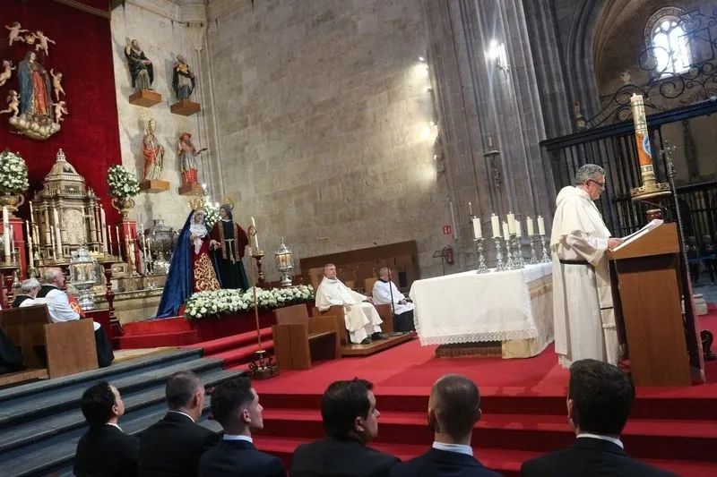 Bendición de las imágenes de María Santísima del Dulce Nombre y San Juan Evangelista, de la Archicofradía del Rosario de Salamanca, en la Catedral. Foto de Semana Santa Salamanca