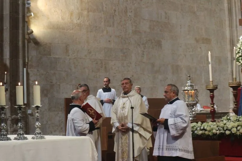 Bendición de las imágenes de María Santísima del Dulce Nombre y San Juan Evangelista, de la Archicofradía del Rosario de Salamanca, en la Catedral. Foto de Semana Santa Salamanca
