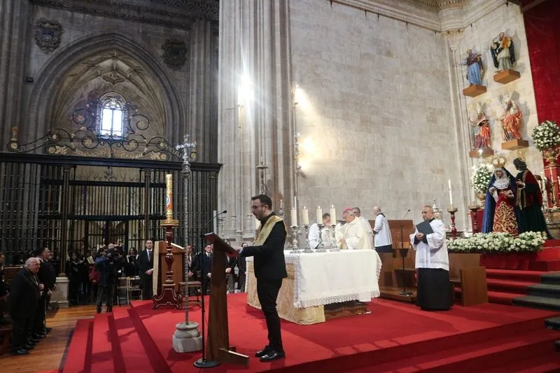 Bendición de las imágenes de María Santísima del Dulce Nombre y San Juan Evangelista, de la Archicofradía del Rosario de Salamanca, en la Catedral. Foto de Semana Santa Salamanca
